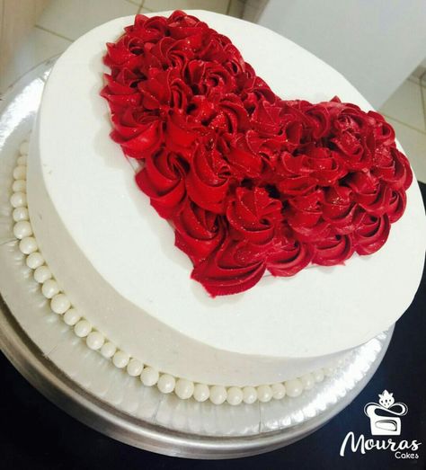 . Red Rose Cake, Valentines Cakes And Cupcakes, Anniversary Cake Designs, Lemon And Coconut Cake, Cake Heart, Valentines Baking, Creative Cake Decorating, Valentines Day Cakes, Valentines Day Desserts