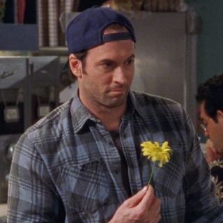 Sh. (@urbunny11) • Instagram photos and videos Luke Danes Aesthetic, Luke Gilmore, Gilmore Girls Season 1, Gilmore Girls Wallpaper, Gilmore Girls Luke, Luke Danes, Girls Wallpaper, Icons Pfp, Gilmore Girls