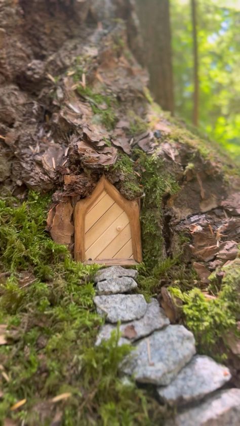 Fairy House Made From Nature, Pixie Doors Fairy Homes, Tiny Fairy House Diy, Faerie House Diy, Diy Fairy Playhouse, Fairy Tree Door, Fairy Outdoor Decor, Fairy Mailbox Diy, Magic Fairy Garden