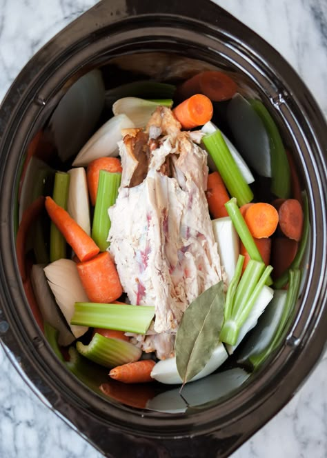 Make Chicken Stock, Chicken Soup Slow Cooker, Chicken Bone Broth Recipe, Chicken Stock Recipe, Chicken Tikka Masala Recipes, Homemade Chicken Stock, Fried Chicken Breast, Crock Pot Recipes, Broth Recipes