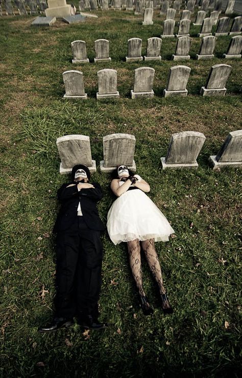 Trash The Dress Photo Shoot, Cemeteries Photography, Halloween Photography, Psy Art, Anniversary Photoshoot, Goth Wedding, Foto Shoot, Dark Wedding, Dress Photo