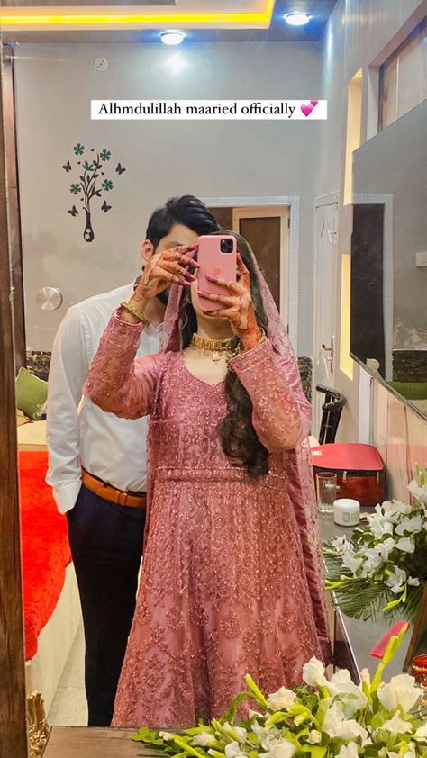 Baat Pakki Snapchat, Mehndi Brides, Bridal Dresses Pakistan, Muslim Couple Photography, Couple Dress, Wedding Couple Poses Photography, Style Guru, Cute Muslim Couples, Wedding Couple Poses