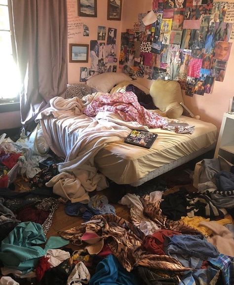 College Room Inspiration, Messy Room Aesthetic, Messy Clothes, Messy Bedroom, Messy Bed, Messy Closet, College Room, Messy Room, Teen Room