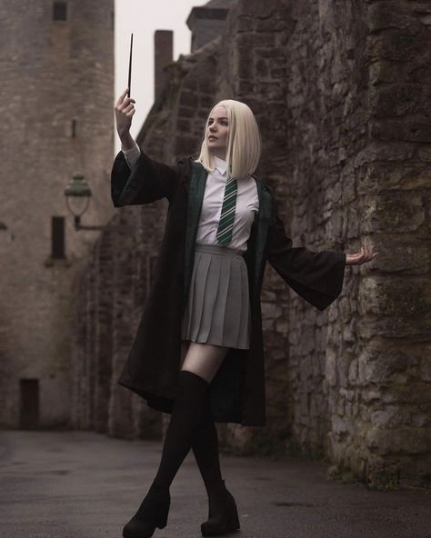 Harry Potter Uniform Slytherin, Draco Malfoy Costume, Slytherin Uniform Female, Cute Slytherin Outfits, Slytherin Aesthetic Outfit, Hogwarts Halloween Costume, Hogwarts Costume, Slytherin Cosplay, Slytherin Uniform