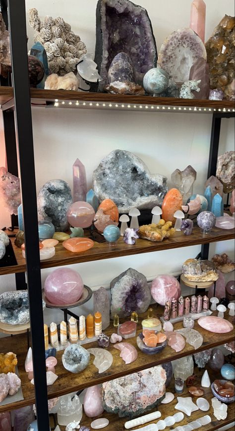 Crystal Layout Ideas, Crystal Setup Ideas, Crystal Set Up, Cristals Aesthetic, Crystal Shop Display, Crystal Collection Aesthetic, How To Display Crystals And Stones, Crystal Shop Interior, Crystal Room Aesthetic