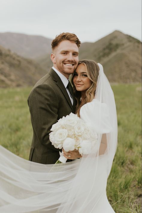 Bridals In The Mountains, Bride Head On Groom Shoulder, Wedding Photos Looking At Camera, Wedding Photo Portrait, Mist Have Wedding Photos, Bride And Groom With Champagne, Bridal And Groom Poses, Wedding Day Photo Ideas Bride And Groom, Short Groom Poses