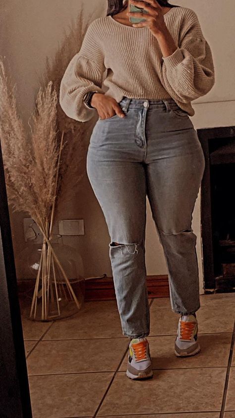 Mummy Jeans Outfit Ideas With Sneakers, Mums Outfits, Mid Size Fall Outfits, Running Errands Outfit, Mom Jeans Outfit, Cute Outfits With Jeans, African Inspired Clothing, Sassy Outfit, Professional Outfits Women