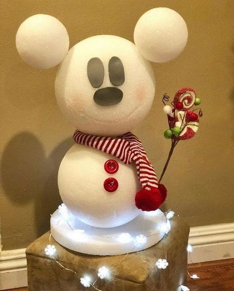 Disney Christmas Decorations Diy, Mickey Snowman, Disney Christmas Diy, Disney Christmas Crafts, Disney At Home, Deco Disney, Disney Christmas Decorations, Disney Diy Crafts, Disney Christmas Tree