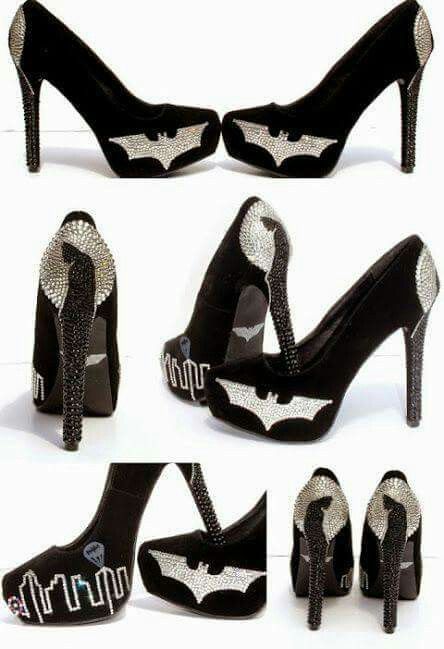 Batman heels I don't normally wear heels but if I had these I'd wear them any chance I got Batman Wedding, Batman Love, The Dark Knight, Mein Style, Crazy Shoes, Batgirl, Ciabatta, Shoe Porn, Dark Knight