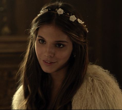 Lady Kenna wearing the Blair Nadeau Aphrodite Crown - "Chosen" Season 1, Episode 6 Aphrodite Crown, Caitlin Stasey Reign, Lady Kenna Reign, Reign Kenna, Kenna Reign, Edit Face, Lady Kenna, Caitlin Stasey, Bridgerton Aesthetic