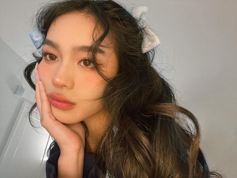 JESSICA VU ⌫ on Instagram: “tried dolly douyin makeup..the individual lashes are so time-consuming but i love how natural they look 😭💓💗💖💞” Jessica Vu, Douyin Makeup, Model Pose, Model Inspo, Beauty Goals, Creative Makeup Looks, Individual Lashes, Long Hair With Bangs, Hair Stylist Life