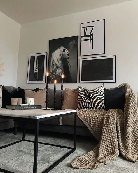 ⊂☻⊂☻Λ Black Living, Small Apartment Living Room, Small Apartment Living, Decoration Inspiration, Apartment Inspiration, Living Room Decor Apartment, Living Room Inspo, New Living Room, Apartment Living Room