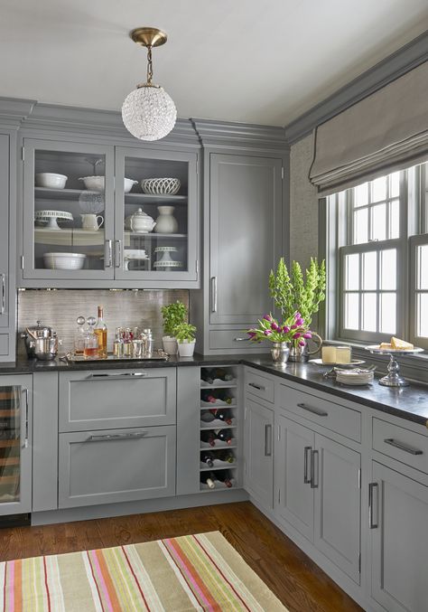 The first-class butler's pantry boasts "leatherized" black-granite countertops, silvery grasscloth wallpaper, and a sparkling ceiling fixture. Wallpaper: Phillip Jeffries (to the trade only) 1970s Kitchen, Kitchen Remodel Countertops, Серая Кухня, Interior Dapur, Outdoor Kitchen Countertops, Grey Kitchen Designs, Black Granite Countertops, Black Countertops, Kabinet Dapur