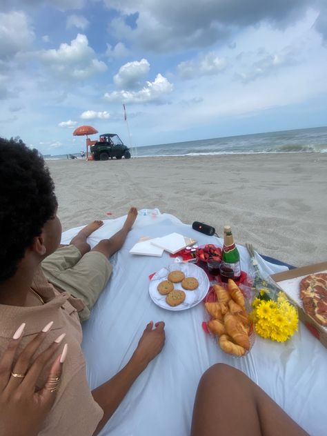 Beach picnic black couple Couple Beach Picnic, Couple On The Beach, Couple Stuff, Picnic Date, A Picnic, Beach Picnic, Beach Aesthetic, Pre Wedding, Dates