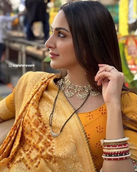 Gujrati Wedding Saree, Gujarati Saree Poses, Gujarati Bride Traditional, Gujarati Saree Look For Wedding, Gujarati Wedding Saree, Kiara Advani Saree Look, Kiara Saree, Gujarati Saree Look, Gujarati Bride