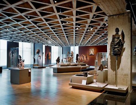 window walls with wood ceiling and floors, dark painted moveable walls looks good Yale University Art Gallery, Galleries Architecture, Interior Hotel, Gallery Interior, Louis Kahn, Landmarks Art, Galleria D'arte, Art Gallery Interior, Philip Johnson