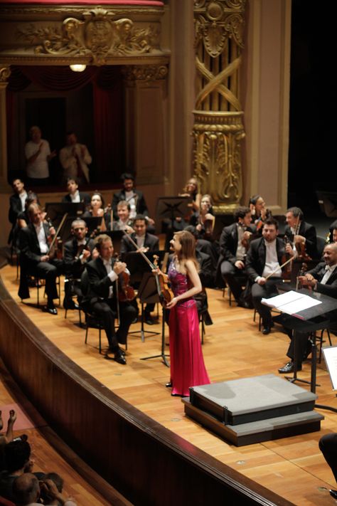 Série de concertos da Orquestra Sinfônica Brasileira no Theatro Municipal do Rio de Janeiro: //////// 22 de maio - Roberto Minczuk (regência) Arabella Steinbacher (violino)  Fotos: João Paulo de Oliveira Dreamlife Aesthetic, 2024 Mindset, Violin Aesthetic, Violin Girl, Violin Concert, Musician Aesthetic, Concert Black, Career Vision Board, Classical Musicians