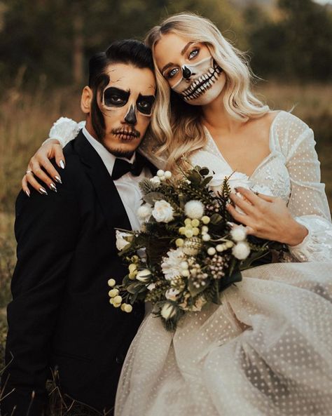 Halloween Wedding Ideas, Dead Bride, Unique Couple Halloween Costumes, Halloween Bride, Zombie Bride, Groom Photoshoot, Black Halloween Dress, Halloween Themed Wedding, Bride Costume