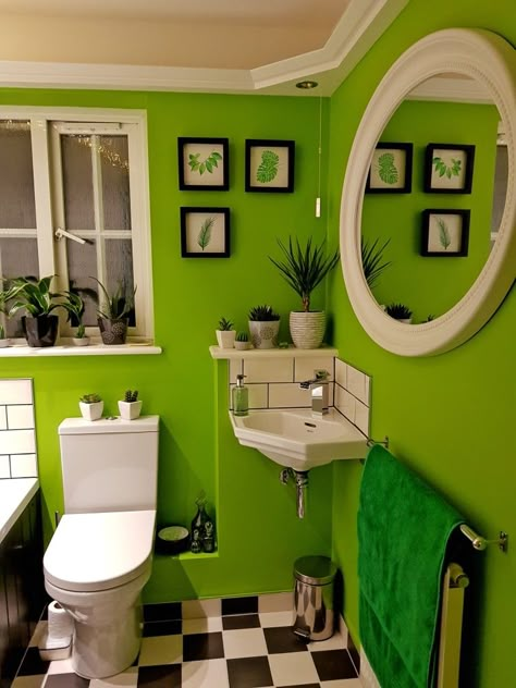 Green Theme Bathroom, Green Home Ideas, Quirky Bathroom Ideas, Bright Green Bathroom, Bathrooms Green, Lime Green Bathrooms, Lime Green Bedrooms, Funky Bathroom, Black Tile Bathrooms