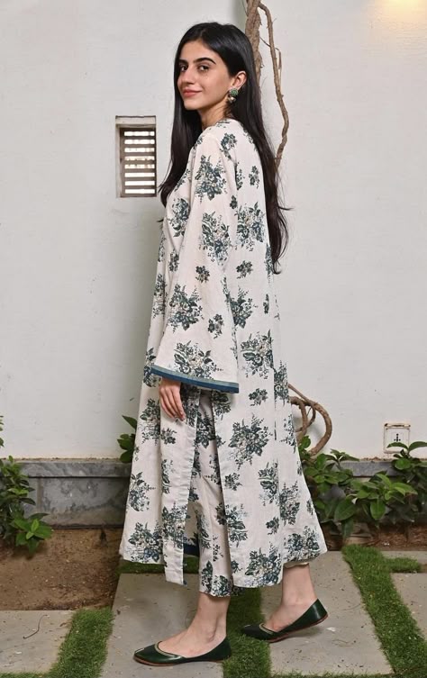 Pakistani Silk Kurti, Loose Sleeves Design Pakistani, Long Pakistani Kurtis, Pakistani Loose Suits, Long Kurtis For Women, Kurti Styles Latest Pakistani, Long Shirt Design For Women Pakistani, Loose Kurta For Women, Pakistani Printed Kurti Designs