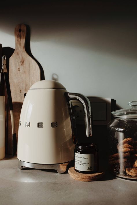 Cottage Kitchen Inspiration, Smeg Kettle, Electric Tea Kettle, Perfect Cup Of Tea, Beachy Boho, Water Kettle, 50 Style, Cottage Living, Cottage Kitchen