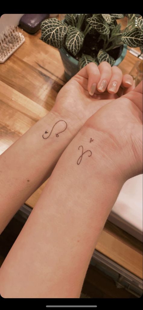 Best Friend Zodiac Tattoos, Diy Friend, Best Friends Tattoo, Friend Tattoos Small, Bestie Tattoos, Friends Tattoo, Zodiac Tattoos, Friends Diy, Best Friend Tattoos