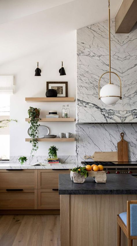 White Marble Countertop And Backsplash With Light Wood Cabinets Bold Kitchen, Kitchen Ikea, Light Wood Cabinets, Farmhouse Kitchen Cabinets, Classic Kitchen, Decoration Kitchen, Decor Ideas Kitchen, Kitchen Inspiration Design, Kitchen Trends