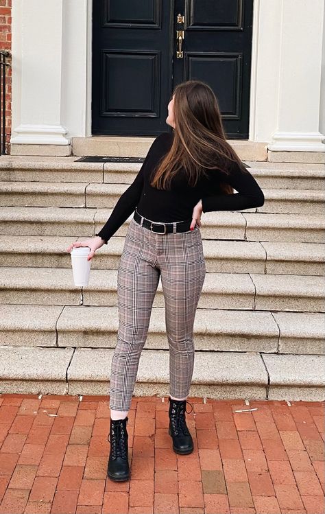 Business Casual Plaid Pants, Plaid Business Pants, Fitted Plaid Pants Outfit, Plaid Print Pants Outfit, White And Black Plaid Pants Outfit, Plaid Pants Outfit Women Work, Grey Plaid Pants Outfit Work, Business Casual Outfits Plaid Pants, Plaid Office Pants