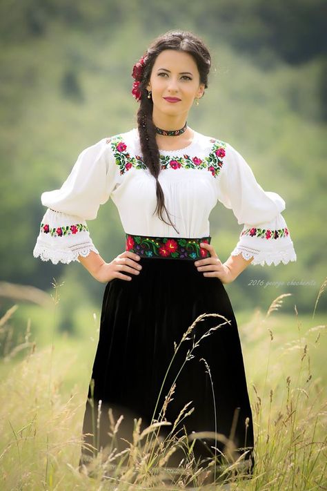 Mexican Dresses Traditional, Mexican Clothing Style, Hispanic Clothing, Mexican Traditional Clothing, Outfit Mexicano, Florida High School, Booker T Washington, Colombian Fashion, Traditional Mexican Dress