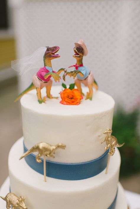 Dino Wedding Cake, Dinosaur Wedding Cake, Venue Party, T Rex Cake, Dinosaur Wedding, Types Of Wedding Cakes, Funny Cake Toppers, Dinosaur Cake Toppers, Wedding Cake Toppers Unique