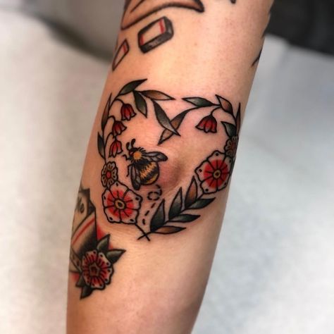 Happy Spring Equinox! 🌷🐝🌱 Seems like the right day to share this flower + bee elbow frame, thanks Alexia! #swellbow #elbowtattoo | Instagram American Traditional Sleeve Filler, Knee Framing Tattoo, Big Traditional Tattoo, American Traditional Filler Tattoo, Finger Doodles, American Traditional Knee Tattoo, Elbow Tattoo Designs, Traditional Tattoo Elbow, Elbow Tattoo Ideas