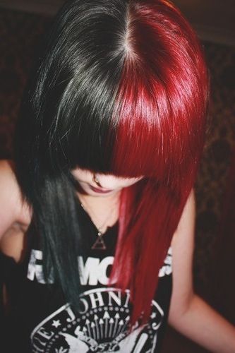 Black and red hair, blunt bangs. please please please! Split Dye, Half And Half Hair, Black Red Hair, Split Dyed Hair, Twisted Hair, Scene Girl, Airbrush App, Split Hair, Emo Hair