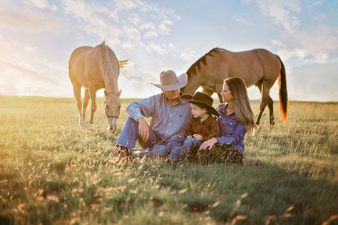 Farming Photoshoot, Cowboy Family Pictures, Country Family Photography, Family Farm Photos, Country Family Photos, Western Family Photos, Farm Family Pictures, Family Session Poses, Equine Photography Poses