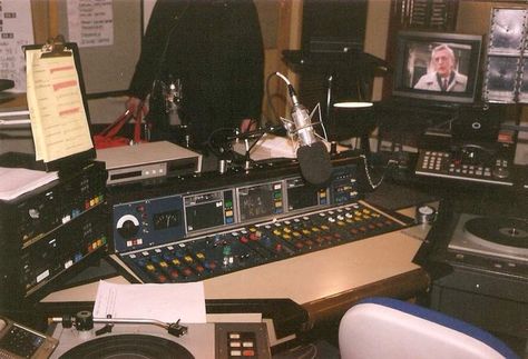 Radio 1 Studio (Egton House 1985-1997) Old Radio Station Aesthetic, 80s Radio Station, Radio Host Aesthetic, Scatter Brain, College Radio, Radio Studio, Pirate Radio, The Thing 1982, Producer Studio