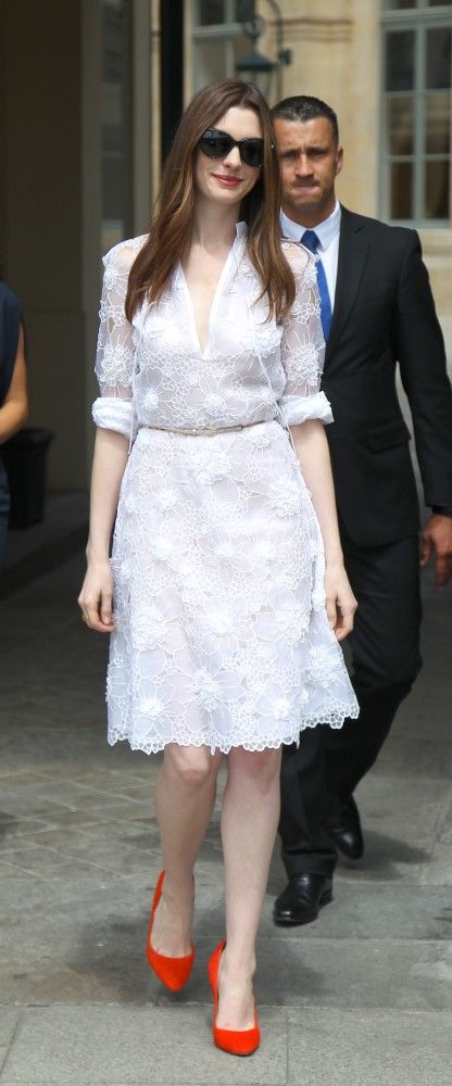 White lace and bright orange pumps -- Anne Hathaway. Anne Hathaway Style, Dresses Graduation, White Mini Dress Graduation, Walking Down The Street, White Mini Dress Outfit, Graduation Dresses, Mini Dress Formal, White Short Dress, Dinner Dress