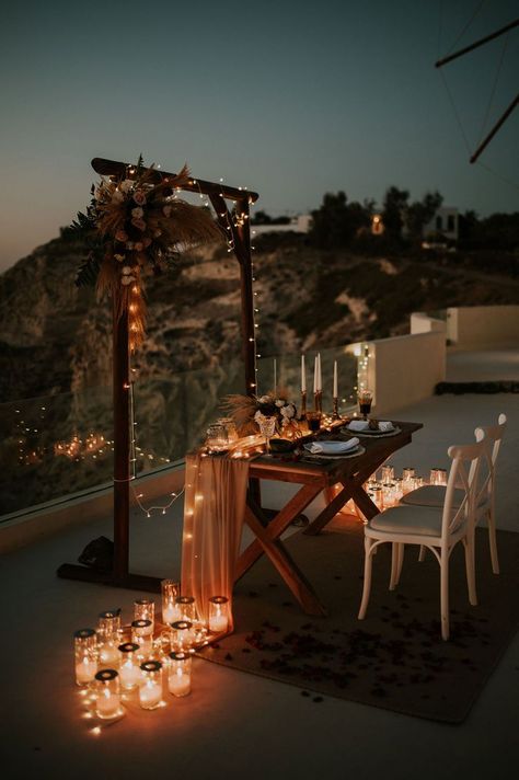 Proposal Ideas At Home, Wedding Proposal Ideas Engagement, Wedding Dinner Table Setting, Surprise Proposal Pictures, Romantic Dinner Tables, Romantic Dinner Setting, Santorini Wedding Venue, Romantic Dinner Decoration, Surprise Ideas