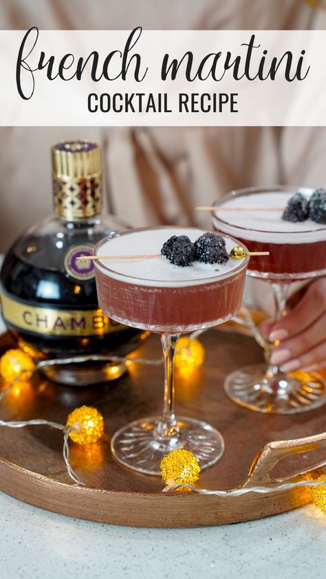 French martini cocktails on a platter next to a bottle of chambord. Cocktail New Years Eve, French Martini Chambord, New Years Martini Recipes, New Year’s Eve Martini, New Years Martini, London Fog Martini, French Martini Recipe Chambord, New Years Eve Cocktails Recipes, Coctails Recipes Classic