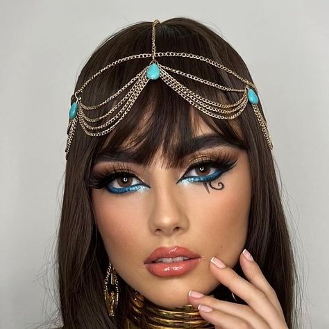 SAMUELROJASMAKEUP on Instagram: "Reina de Egipto, Cleopatra!🐫✨ Model: @_valeriag05_  MUA: @samuelrojasmakeup #makeupcali #maquillajecali #maquillajecolombia #makeupcolombia #maquilladorescolombianos #halloween #halloweenmakeup #cleopatra #cleopatramakeup #cleopatrahalloween" Cleopatra Makeup Ideas, Makeup Halloween Costumes, Cleopatra Makeup, Cleopatra Halloween, Carnaval Outfit, Queen Cleopatra, Halloween Costumes Makeup, Totally Spies, Halloween Make Up