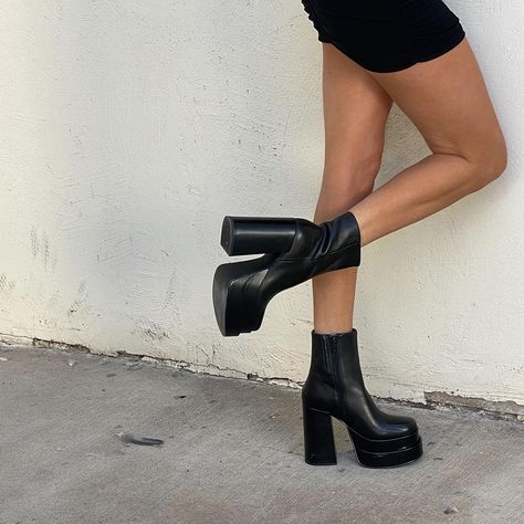 Steve Madden on Instagram: “Little black dress meets major stacked boots. 😎” Steve Madden Outfit, Platform Boots Outfit, Heels Boots Outfit, Outfit Botas, Steve Madden Platform, Steve Madden Boots, Steve Madden Heels, Most Comfortable Shoes, Shoe Inspo