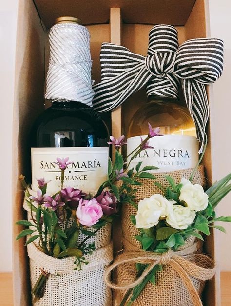 Transform a Bottle of Wine Into a Festive Gift With These Wrapping Ideas Wine Bottles Gift Wrap, Bottle Gift Wrapping, Wine Wrap, Creative Wrapping, Wine Gift Baskets, Wine Baskets, Wine Bottle Gift, Ge Bort, A Bottle Of Wine