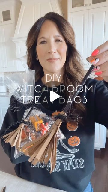 Michelle Bauer on Instagram: "Here’s how ⬇️  Be sure to LIKE and SAVE. this idea to DIY this cute witch broom treat bag for Halloween.   This easy craft will make the cutest addition to a treat bag, classmate gift or Halloween party favor. 🧙‍♀️  SUPPLIES  Pencil @weareticonderoga  Paper bag Double sided tape @scotch  Ribbon  Have a great day 🎃 Michelle  #witchbroom #halloweendiy #halloweencrafts #halloweentreats #halloween2023 #halloweenpartyideas #paperbagcraft #easycrafts #craftforkids #halloweengifts #halloweenideas #trickortreats #ticonderoga #diyhalloween" Witches Broom Treat Bags, Boo Ideas For Work, Halloween Loot Bag Ideas, Witch Broom Craft, Cute Witch Broom, Diy Halloween Favors, Halloween Bags Diy, Halloween Treat Bags Diy, Diy Lunch Bag