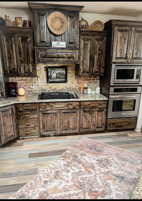 Country Western Kitchen, Western Home Interior, Barndo Decor, Western Kitchens, Barndo Plans, Western Kitchen Decor, Stained Cabinets, Western Farmhouse, Ranch House Decor