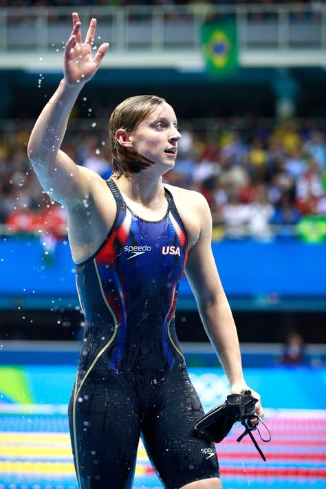 Competitive Swimming Pictures, Swimmer Memes, Swimming Jokes, Professional Swimmers, Swimming Motivation, Swimming Pictures, Katie Ledecky, Women Athletes, Bicycle Racing