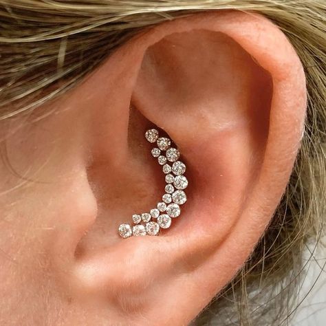 Brighten the inner ear with an arc of luminous diamonds that traces the Conch. Inner Ear Piercing, Inner Conch Piercing, Beams Of Light, Daith Piercing Jewelry, Cool Ear Piercings, Inner Ear, Maria Tash, Cool Piercings, Ear Style