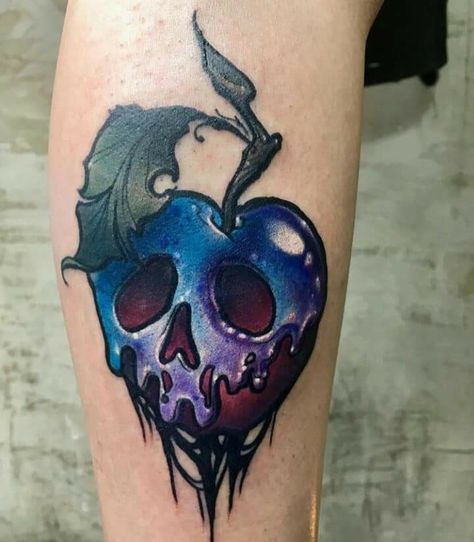 Poison Apple Tattoo, Disney Inspired Tattoos, Halloween Tattoos Sleeve, Disney Sleeve Tattoos, Apple Tattoo, Tattoo Apprenticeship, Goth Tattoo, Poison Apple, Spooky Tattoos