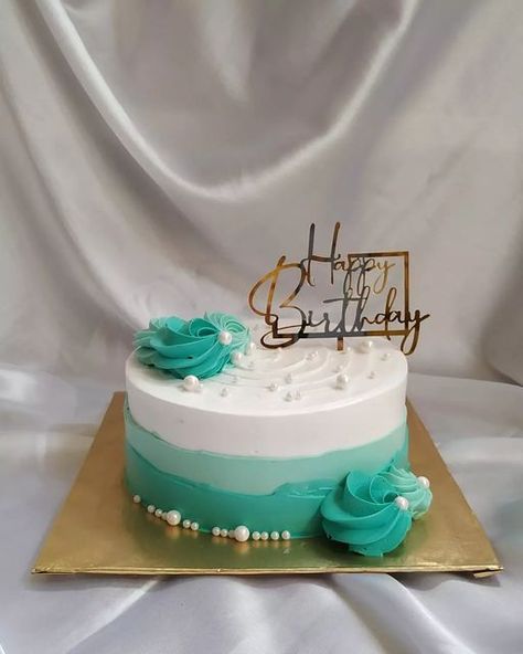 Cake Designs Birthday 500 Gm, 500 Gm Cake Design, Small Buttercream Cake, 500gm Cake Design, Cake Designs Birthday Simple, Cake Decor Simple, Easy Fondant Cakes, Birthday Cake Simple Design, Men Cake Designs