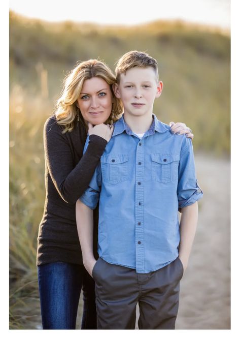 Mother Son Poses, Mother Son Pictures, Mommy Son Pictures, Mother Son Photos, Son Photo Ideas, Are You My Mother, Teenage Son, Family Photoshoot Poses, Mother Son Photography