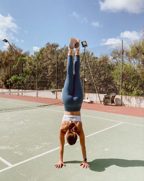 Fitness Aesthetic Pictures, Outdoor Fitness Aesthetic, Handstands Aesthetic, Sports Lifestyle Photography, Calisthenics Girl Aesthetic, Strong Woman Aesthetic Fitness, Calestenics Women, Calestenics Aesthetic Women, Calisthenics Women Aesthetic