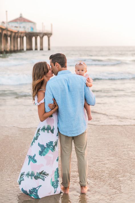 Beach Family Photoshoot Outfits, Family Beach Pictures Poses, Baby Beach Pictures, Baby Beach Photos, Beach Family Photoshoot, Beach Photoshoot Family, Photo Bb, Family Beach Session, Manhattan Beach Pier