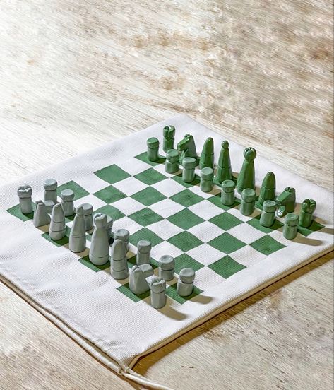 Chess set, diy, clay, homemade, homemade chess set, green, minimalist Mini Chess Board, Diy Chess Set Polymer Clay, Chess Clay Diy, Minimalist Chess Set, Air Dry Clay Chess Board, Polymer Clay Chess Set, Clay Games Diy, Air Dry Clay Chess Set, Pottery Handbuilding Ideas Clay Projects